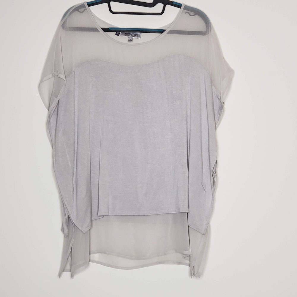 Jennifer Lopez gray short bat wing sleeve top